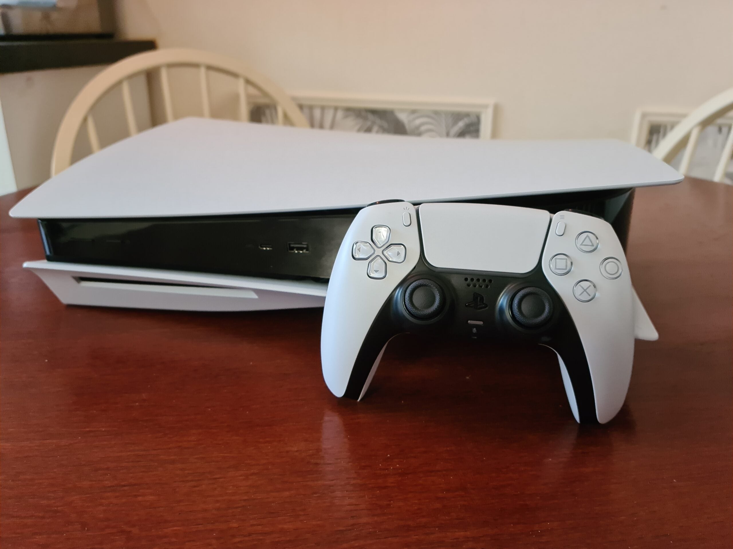 PS5 tại Việt Nam giảm giá chóng mặt, game thủ bình thường đã có thể mua được