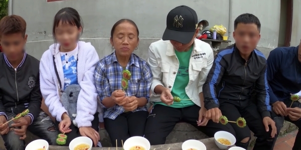 Làm món mướp đắng trộn xúc xích, bà Tân Vlog gây tranh cãi khi các cháu ăn tới nhăn mặt nhưng vẫn khen ngon - Ảnh 4.