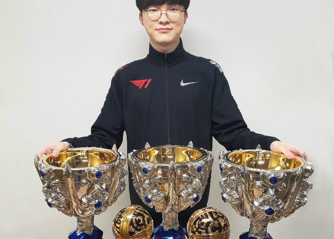 LCK tạm nghỉ thì làm gì? 'Lên mạng sống ảo khoe cup chứ làm gì' - Faker said