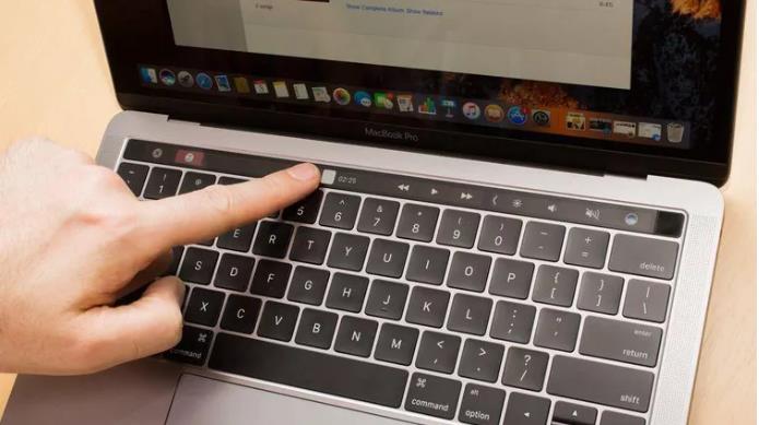 MacBook Pro 13 inch giảm giá thấp nhất lịch sử: Đây là 'thời điểm vàng' để rinh Táo trong năm 2020?