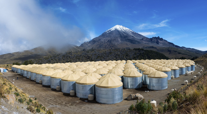 Từ trên đỉnh ngọn núi lửa tại Mexico, các nhà vật lý học cố chứng minh có thứ bay nhanh hơn ánh sáng