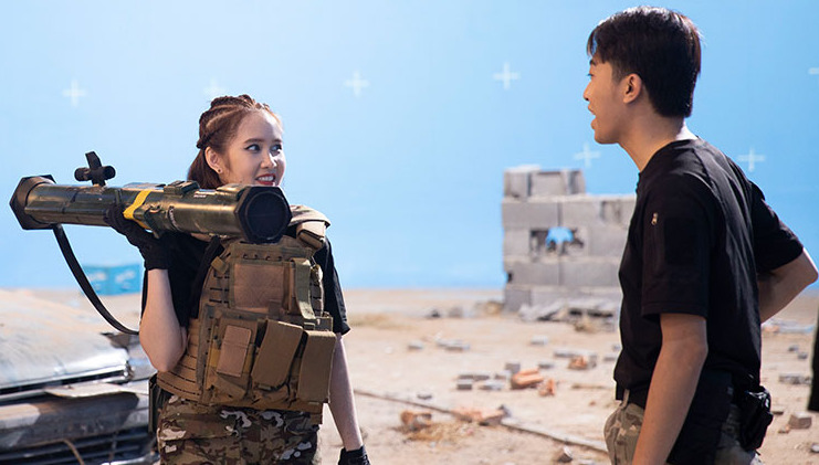 Đã mắt với chùm ảnh Cris Phan và vợ hot girl trong trang phục chiến binh Call of Duty: Mobile VN