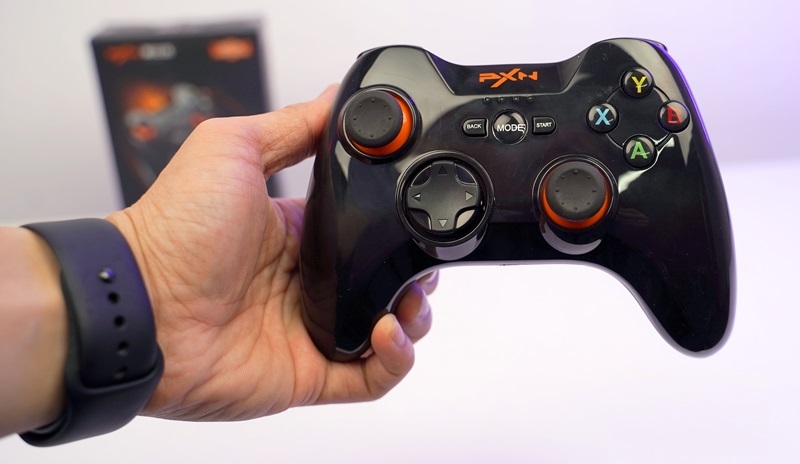 Chơi FIFA, Call of Duty: Warzone... bằng tay cầm gaming với giá chưa đầy 500 nghìn đồng
