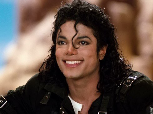 Hé lộ điều kỳ diệu làm nên điệu nhảy nghiêng người 45 độ của Michael Jackson: Tưởng cao siêu hóa ra cũng chỉ nhờ đạo cụ - Ảnh 1.