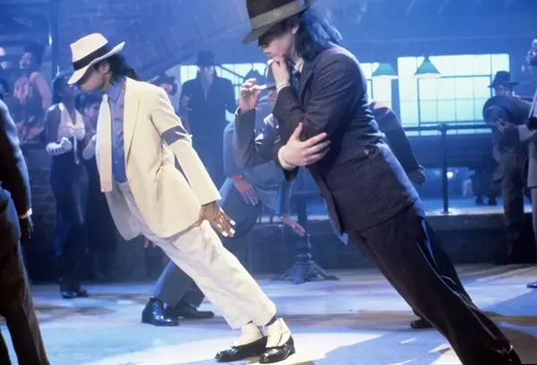 Hé lộ điều kỳ diệu làm nên điệu nhảy nghiêng người 45 độ của Michael Jackson: Tưởng cao siêu hóa ra cũng chỉ nhờ đạo cụ - Ảnh 2.