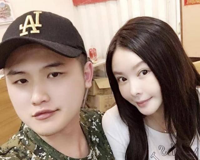 Biểu tượng gợi cảm lấy tài xế Uber kém 15 tuổi: Không sinh nổi con, bị bệnh tật hành hạ, sụt 10 kg - Ảnh 2.