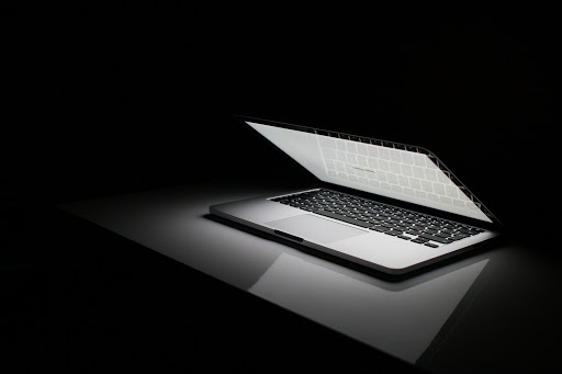 8 mẹo nhỏ giúp laptop của bạn lâu bị chai pin - Ảnh 1.