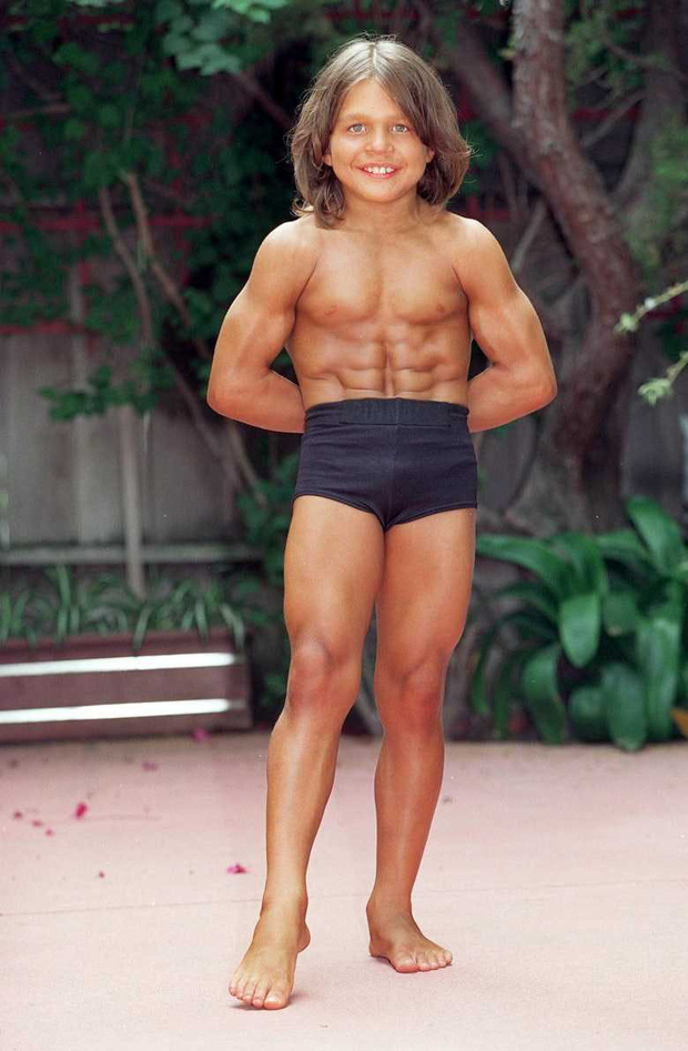 Tiểu Hercules từng gây sốt nhờ body như tượng tạc tròn 20 năm trước và diện mạo thay đổi đáng kinh ngạc sau khi bỏ tập gym - Ảnh 3.