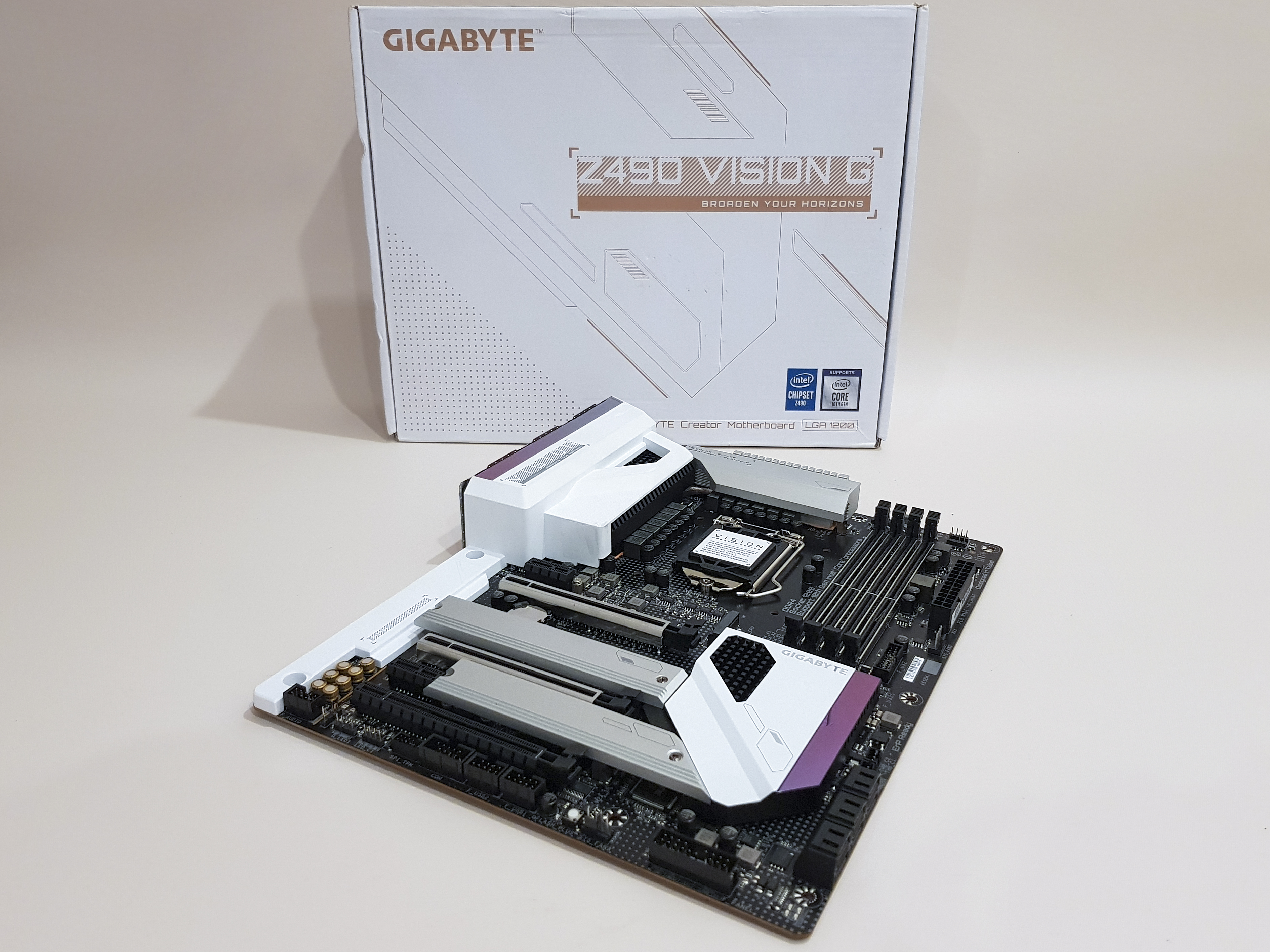 Trên tay Gigabyte Z490 Vision G: bo mạch chủ dành cho người sáng tạo nội dung nhưng lại cực hợp với game thủ