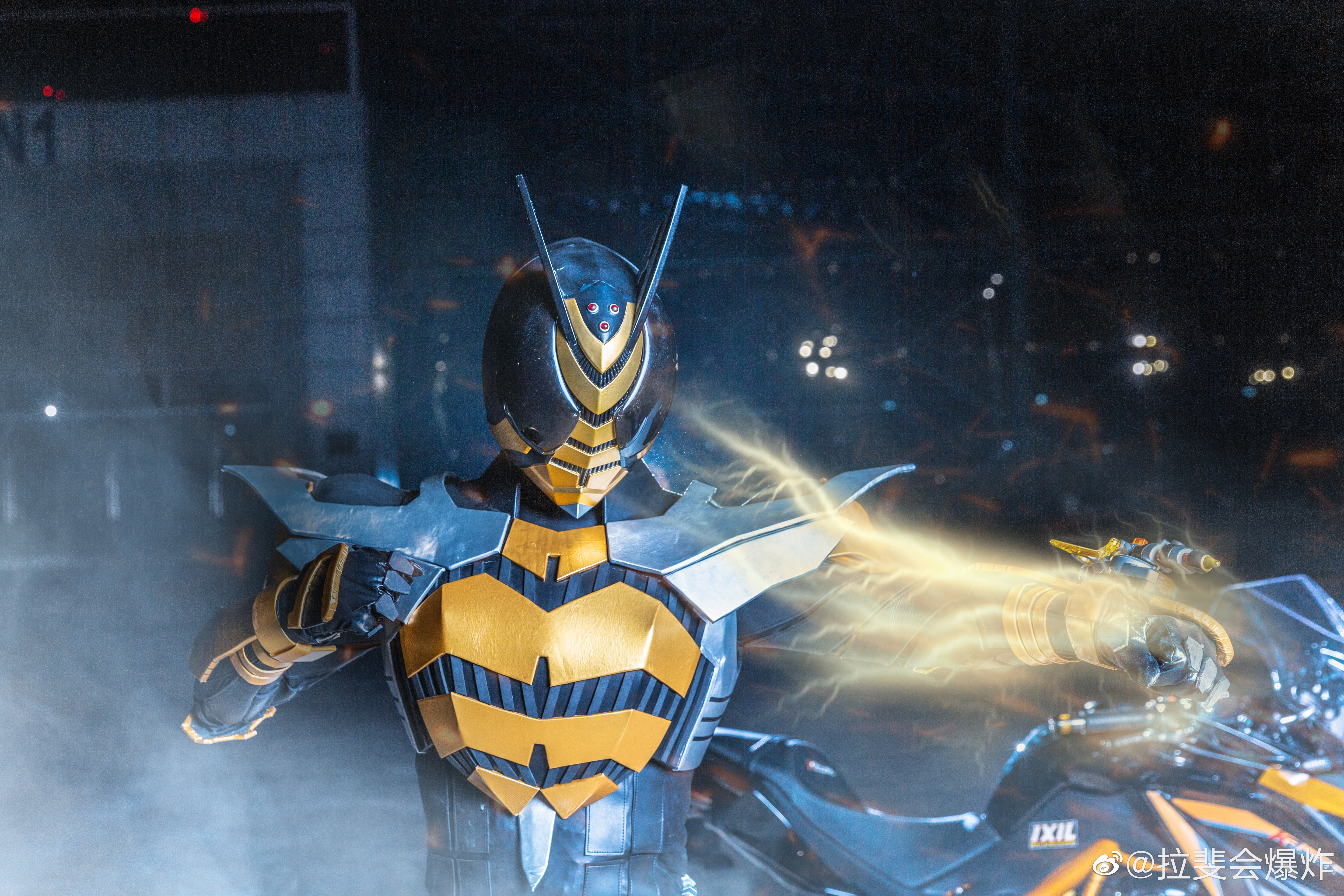 Ngắm bộ ảnh cosplay Kamen Rider The Bee siêu đẳng cấp của các fan