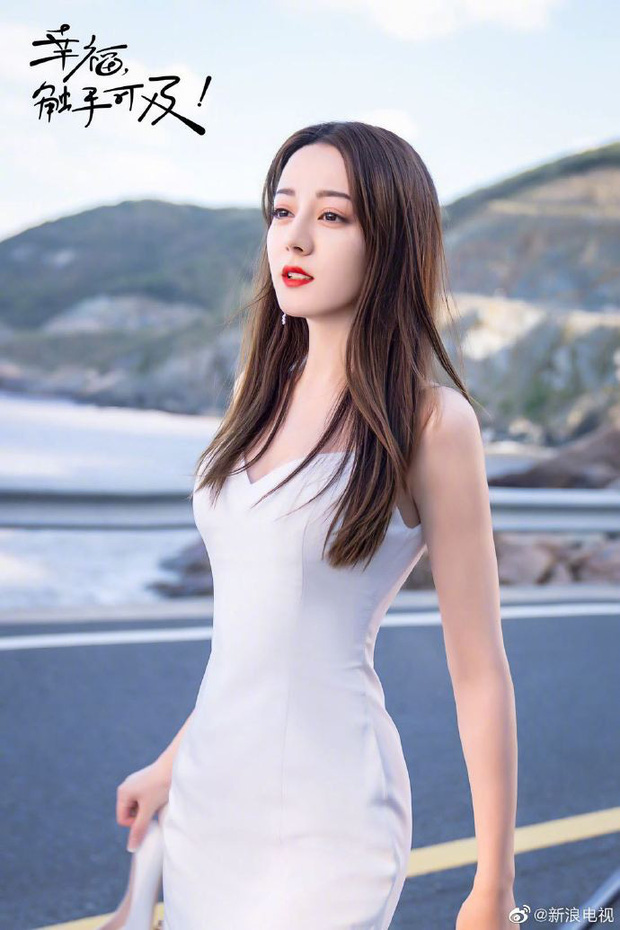Vô tư cởi áo thay đồ ngay trên sóng livestream, Địch Lệ Nhiệt Ba khiến cộng đồng mạng tranh cãi dữ dội - Ảnh 1.