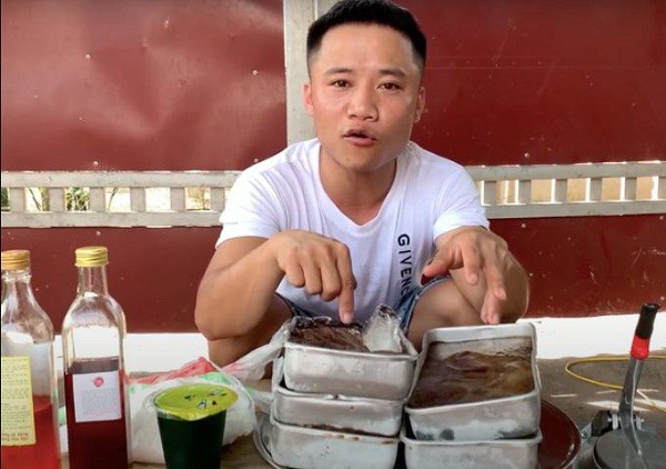Làm video ẩm thực trông mất vệ sinh, con trai bà Tân Vlog lại nhận mưa gạch đá từ phía cộng đồng mạng - Ảnh 1.