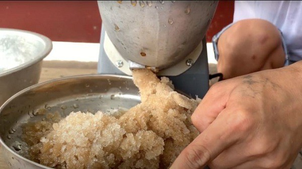 Làm video ẩm thực trông mất vệ sinh, con trai bà Tân Vlog lại nhận mưa gạch đá từ phía cộng đồng mạng - Ảnh 4.