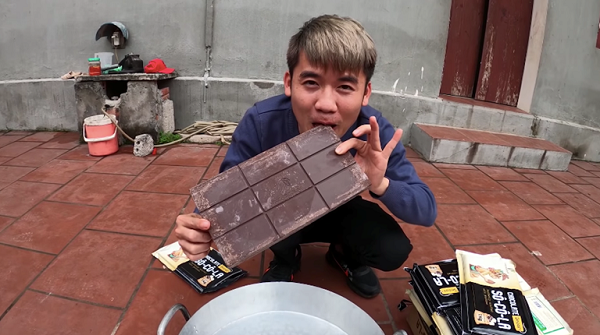 Làm video ẩm thực trông mất vệ sinh, con trai bà Tân Vlog lại nhận mưa gạch đá từ phía cộng đồng mạng - Ảnh 7.