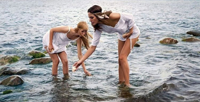Hình ảnh 2 cô gái chơi đùa trên biển trông rất đỗi bình thường nhưng ẩn sau đó là một bí mật gây choáng váng cho bất kỳ ai