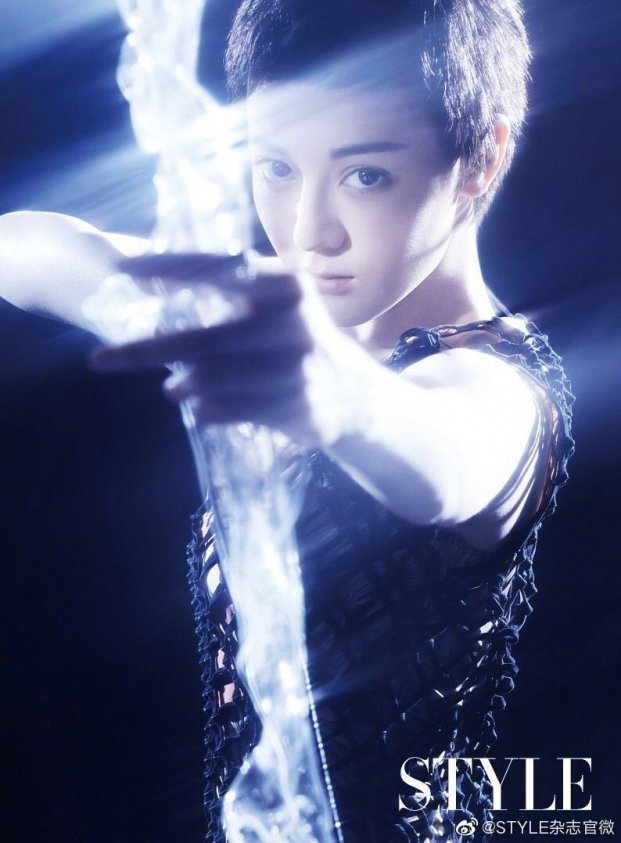 Cắt tóc ngắn khác lạ, Địch Lệ Nhiệt Ba khiến fan sốc nặng, không nhận ra thần tượng - Ảnh 7.