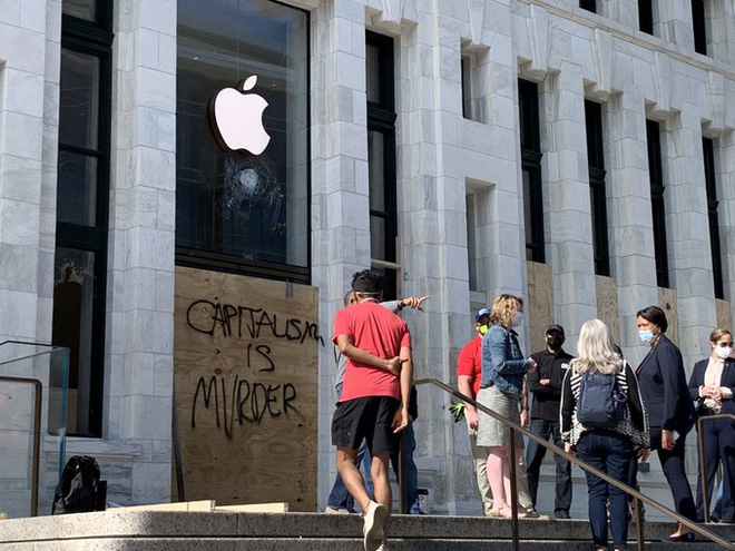 Apple Store trên khắp nước Mỹ thay đổi diện mạo &quot;kín mít&quot; vì sợ bị người biểu tình tấn công
