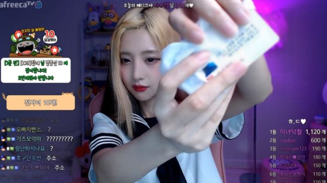 Bị nghi ngờ chuyển giới, nữ streamer công khai thẻ căn cước ngay trên sóng, nhưng lại bị fan tìm ra một chi tiết đáng ngờ