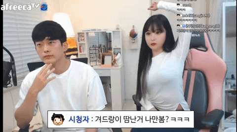 Mặc áo bó sát rồi để lộ chi tiết nhạy cảm ngay trên sóng, nữ streamer xinh đẹp vội vàng sửa sai nhưng không kịp - Ảnh 2.