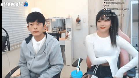 Mặc áo bó sát rồi để lộ chi tiết nhạy cảm ngay trên sóng, nữ streamer xinh đẹp vội vàng sửa sai nhưng không kịp - Ảnh 3.