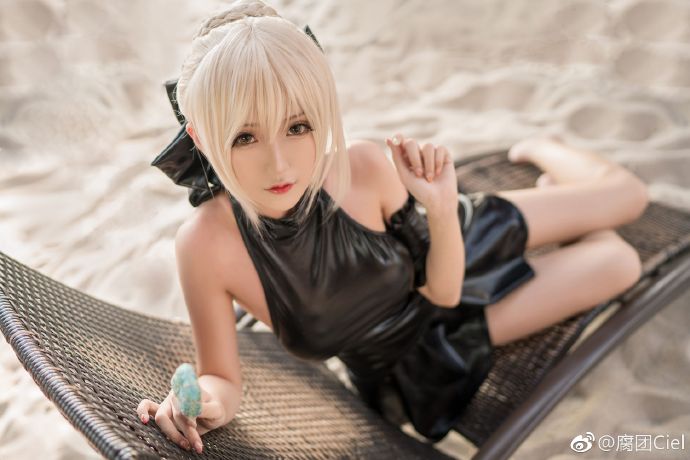 Cosplay Saber &quot;ăn kem&quot; cực gợi cảm bên hồ nước, điểm nhấn chính là đôi chân dài miên man