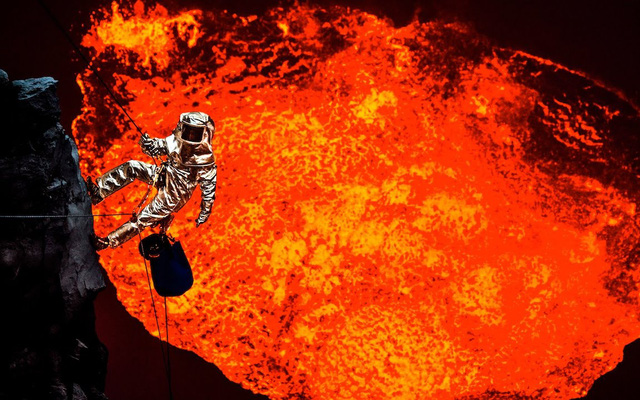 Điều gì sẽ xảy ra nếu chúng ta đổ tất cả rác vào miệng núi lửa nóng đến 1200 độ C? - Ảnh 1.