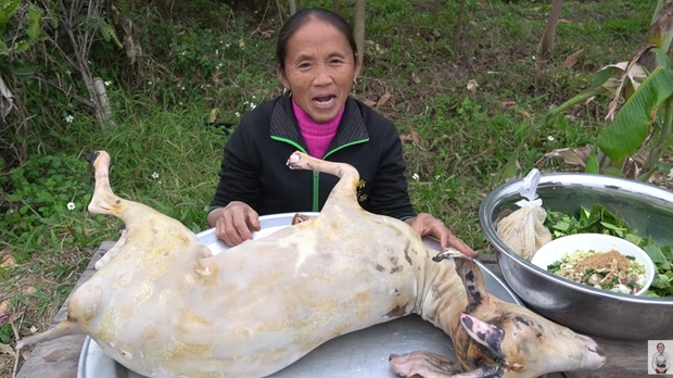 Làm dê nướng nguyên con, bà Tân Vlog bất ngờ bị cộng đồng mạng chỉ trích vì nhiều chi tiết tàn nhẫn trong clip - Ảnh 1.