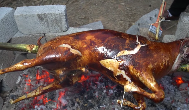 Làm dê nướng nguyên con, bà Tân Vlog bất ngờ bị cộng đồng mạng chỉ trích vì nhiều chi tiết tàn nhẫn trong clip - Ảnh 5.