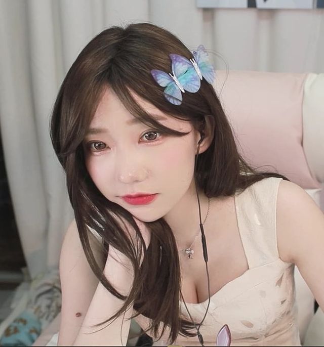 Vì 60k donate của fan, nữ streamer xinh đẹp quyết định làm thử thách chui người qua quạt rồi mắc kẹt, suýt phải gọi cứu hộ tới giúp - Ảnh 2.