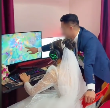 Bỏ mặc khách khứa, cô dâu chú rể hồn nhiên quẩy game LMHT không nghỉ, được nhắc thì cáu kỉnh &quot;Nhà bao việc&quot;