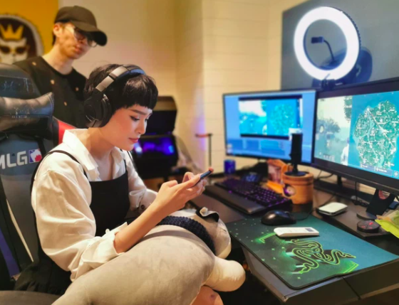 Nhìn dàn sao showbiz “dấn thân làng game: Nghề streamer lên ngôi xu hướng? - Ảnh 2.