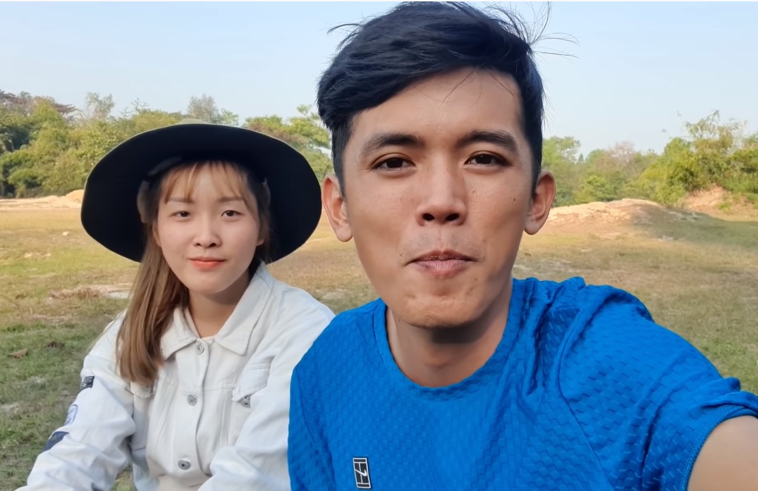 Sang Vlog khiến fan ngỡ ngàng khi bất ngờ lấy vợ, xúc động chia sẻ &quot;Nhà anh nghèo, nhà em cũng chẳng cao sang&quot;