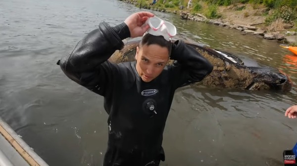 Livestream cảnh lặn sông, nam YouTuber sợ hãi khi phát hiện ra xác chết trong xe, vô tình phá được vụ án bí ẩn 12 năm về trước - Ảnh 1.