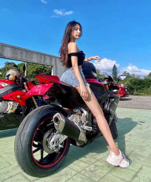 Xuất hiện cô thợ máy hot girl cực phẩm, vừa xinh đẹp lại còn có thể sửa cả xe đua, lái máy bay - Ảnh 7.