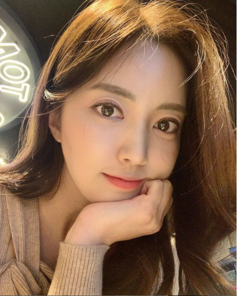 Ăn mặc gợi cảm rồi nằm trên sóng để câu view nhưng nữ streamer chỉ nhận lại án cấm kênh đầy bẽ bàng - Ảnh 1.