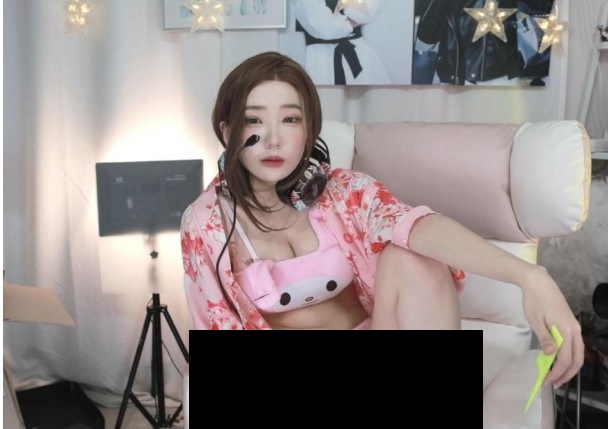 Chứng minh rằng mình không mặc quần trên sóng, nữ streamer xinh đẹp nhận án bay kênh đầy bẽ bàng - Ảnh 3.