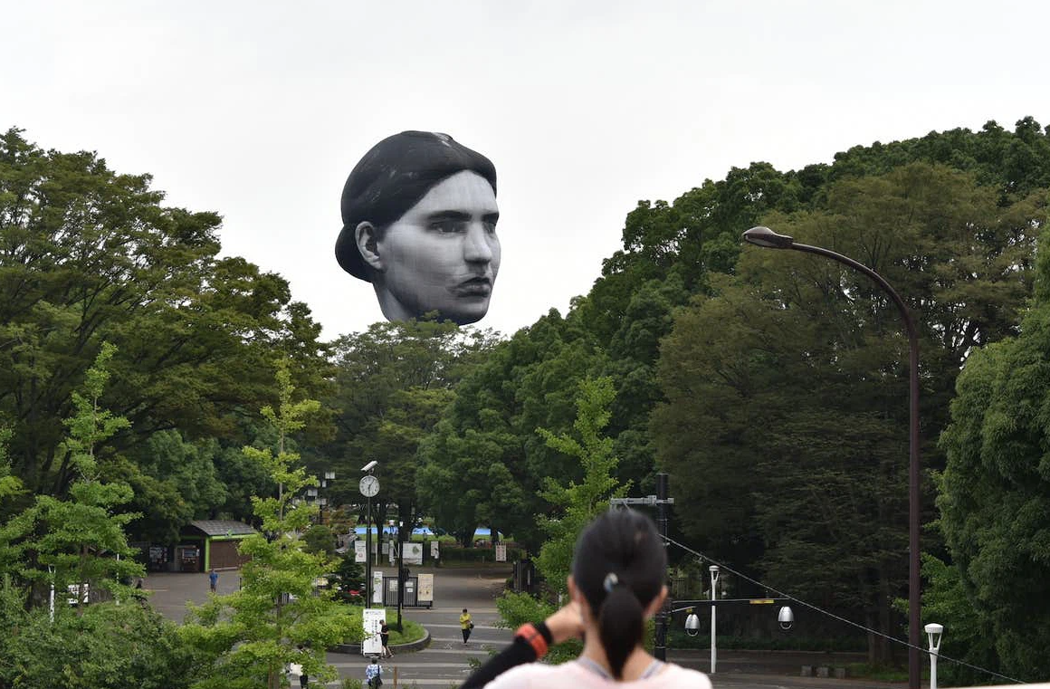Khinh khí cầu 'đầu người' lơ lửng trên bầu trời Tokyo - Nhật Bản khiến dân tình xôn xao