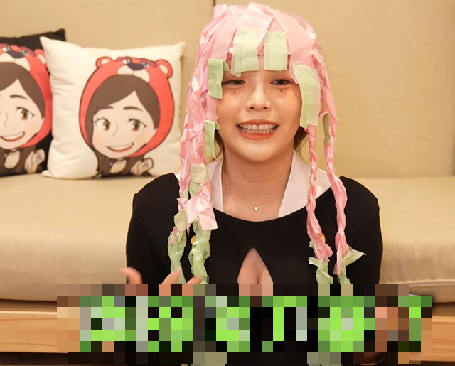 Làm thử thách mặc bikini trên sóng, nữ YouTuber nóng bỏng than thở: Như thế này nguy hiểm quá - Ảnh 5.