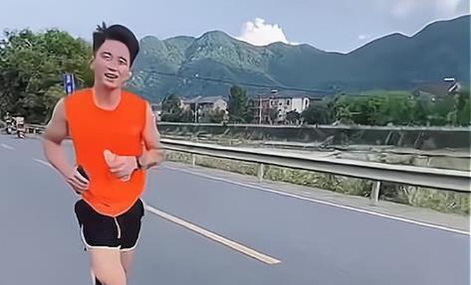 Cãi nhau thua vợ, chồng chạy bộ 30km về nhà ngoại mách tội