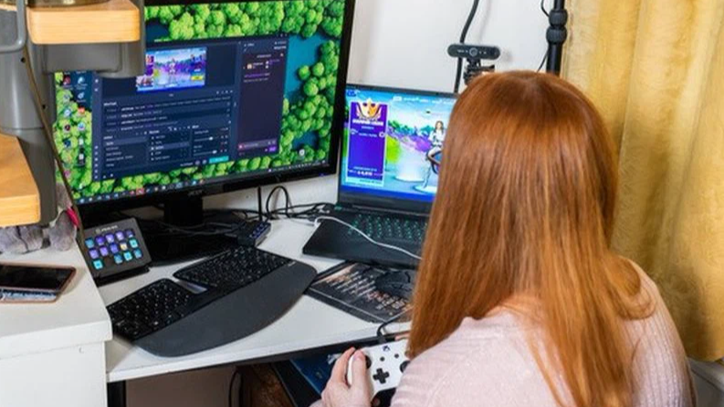 “Try-hard&quot; cùng con trai, mẹ của nam game thủ lên sóng làm streamer, được ký cả hợp đồng nhận lương mỗi tháng