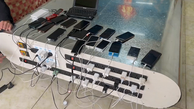 Tự chế tạo sạc dự phòng siêu to khổng lồ 27 triệu mAh, chạy được cả TV và máy giặt, nam YouTuber khiến CĐM ngả mũ thán phục - Ảnh 6.