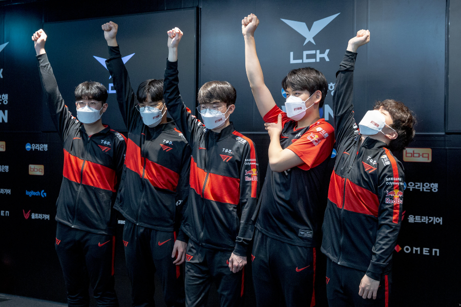 Chấp đối thủ game 1, T1 vẫn &quot;xin nhẹ&quot; trận thắng trước LSB, tiếp tục kéo dài kỷ lục &quot;khủng&quot;