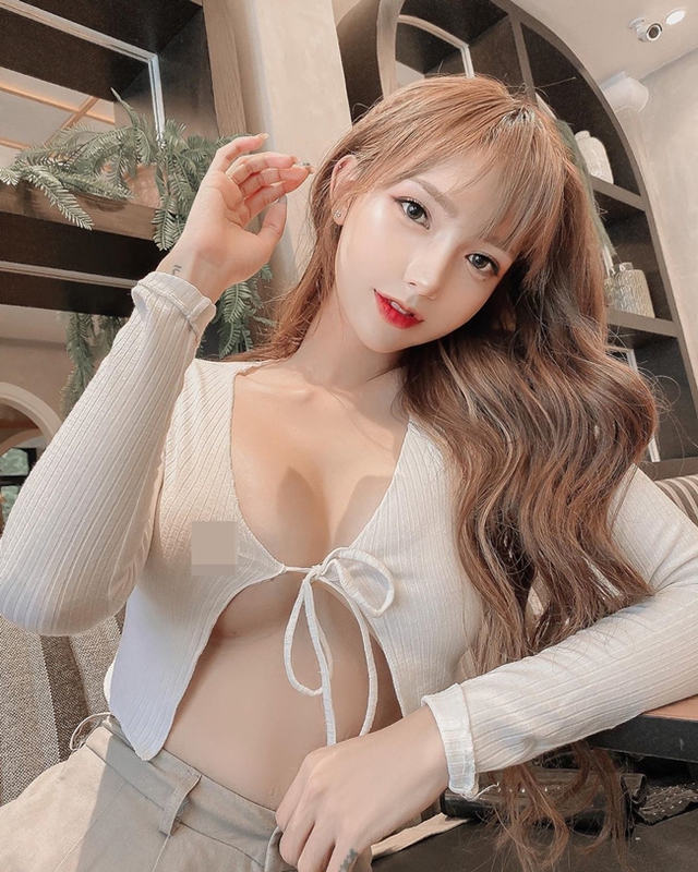 Hết o ép vòng 1 lại đến mốt thả rông, 2 hot girl Việt liên tục lên báo nước ngoài, càng ngắm càng yêu - Ảnh 16.