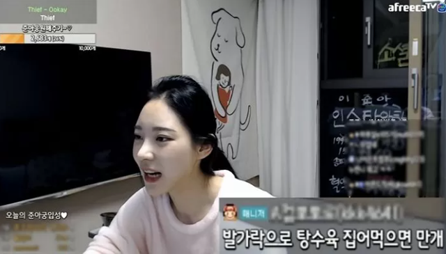 Được hứa hẹn donate 20 triệu, nữ streamer chấp nhận ăn bằng chân trên sóng, bật khóc nức nở ngay sau đó - Ảnh 1.