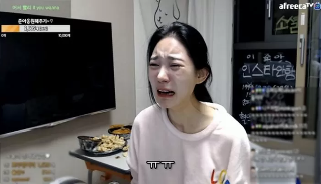 Được hứa hẹn donate 20 triệu, nữ streamer chấp nhận ăn bằng chân trên sóng, bật khóc nức nở ngay sau đó - Ảnh 4.