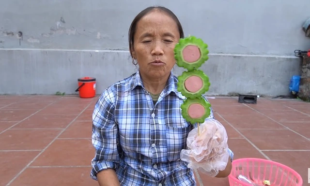 Làm món mướp đắng trộn xúc xích, bà Tân Vlog gây tranh cãi khi các cháu ăn tới nhăn mặt nhưng vẫn khen ngon - Ảnh 2.