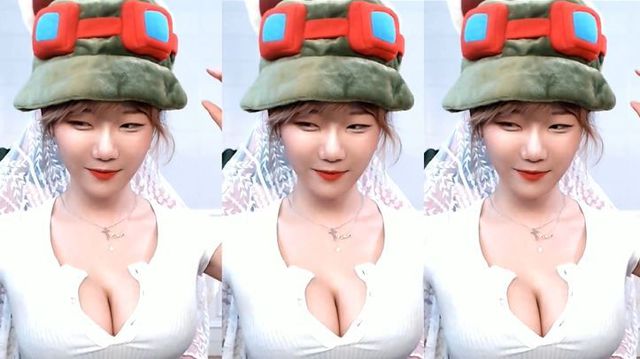 Cosplay Teemo trên sóng, nữ streamer LMHT khiến fan ngỡ ngàng: Từ lúc nào mà nấm của Teemo siêu to khổng lồ thế - Ảnh 1.