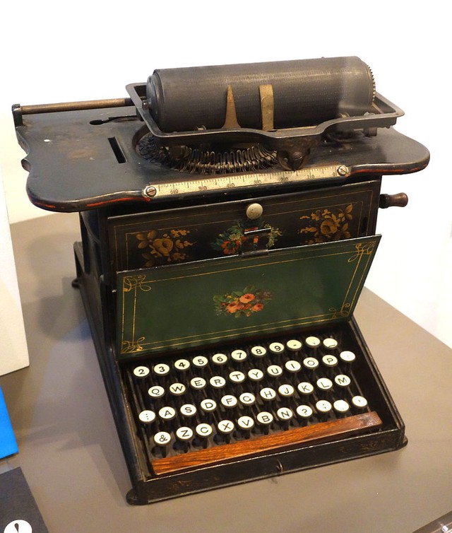 Tìm hiểu về QWERTY, lý do chữ cái trên bàn phím sắp xếp 1 cách “lung tung” - Ảnh 1.