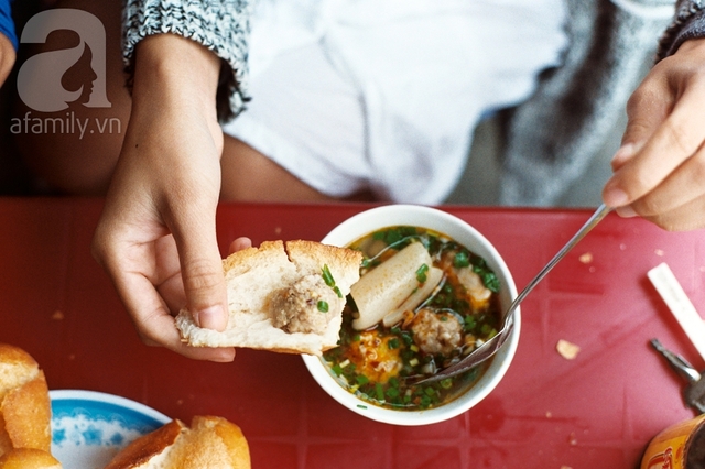 Bánh mì Việt Nam, hành trình từ ổ bánh “thượng lưu” cho đến món ăn đường phố làm kinh ngạc cả thế giới - Ảnh 15.