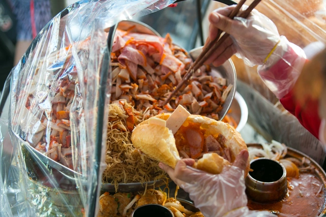 Bánh mì Việt Nam, hành trình từ ổ bánh “thượng lưu” cho đến món ăn đường phố làm kinh ngạc cả thế giới - Ảnh 21.